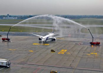 Widowiskowa tradycja na Lotnisku Chopina. Zdjęcia