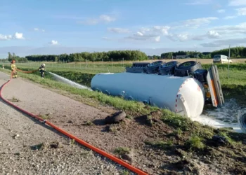 Wypadek na DK17. Cysterna z ropą w rowie