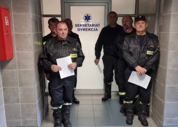 Druhowie z OSP Gorzkowice w karetkach pogotowia