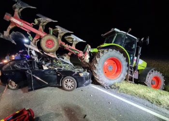 Zderzenie osobówki z ciągnikiem na DK15