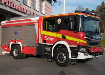 Druhowie z OSP w Kleczy powitali swój nowy samochód