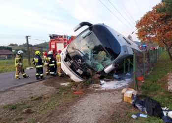 Wypadek autokaru w Grabownicy Starzeńskiej. Są ranni
