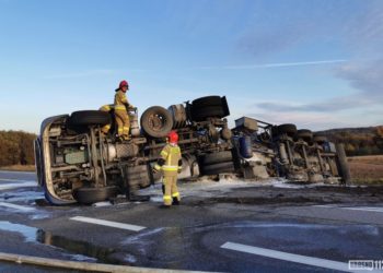 Cysterna ze spirytusem zablokowała DK19 w Rogach