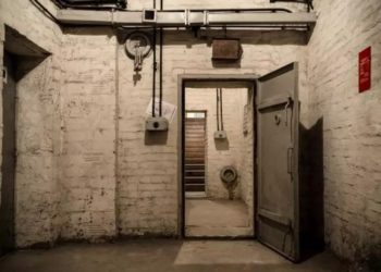 Strażacy Państwowej Straży Pożarnej kontrolują schrony