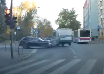Zderzenie z radiowozem w Bydgoszczy [WIDEO]