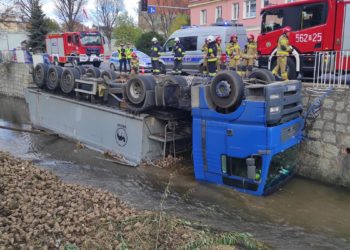 Dachowanie ciężarówki w Strzegomiu