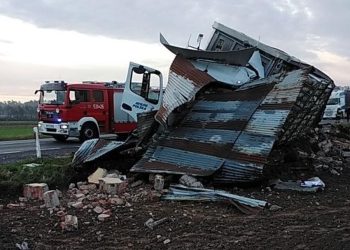 Ciężarówka „zmiotła” przystanek autobusowy