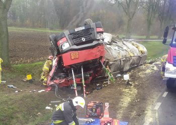 Wypadek na DK60. Cysterna przewoziła żrącą substancję