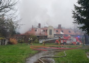 Pożar budynku w Wawrze. Na miejscu kilkanaście zastępów