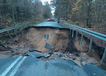 Potopione budynki i zniszczona droga w Łobzie