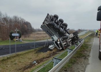 Na S7 ciężarówka wpadła do rowu. Naczepa 'stanęła dęba’