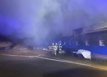 Pożar chlewni pod Zambrowem. Jedna osoba ranna