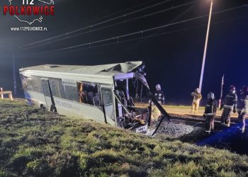 Śmiertelny wypadek z udziałem autokaru na przejeździe kolejowym