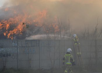 Pożar składowiska stacji demontażu pojazdów pod Lesznem
