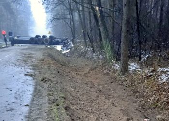 Dachowanie ciężarówki pod Wysokiem Mazowieckiem