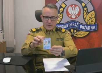 Pierwsze legitymacje trafiły do strażaków Państwowej Straży Pożarnej