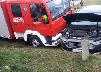Zderzenie trzech samochodów, w tym wozu strażackiego