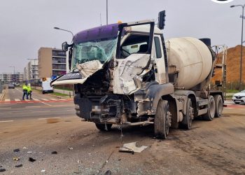 Warszawa: Betoniarka uderzyła w autobus