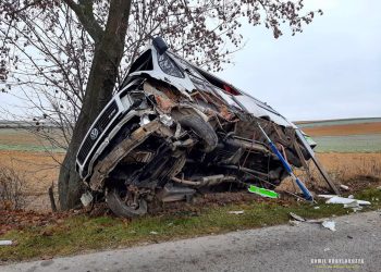 Wypadek z udziałem busa w miejscowości Gołcza