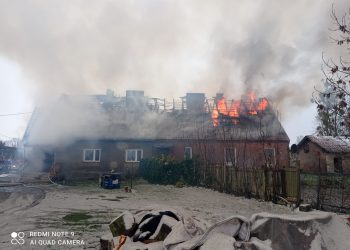 Pożar budynku koło Iławy. Jedna osoba poparzona