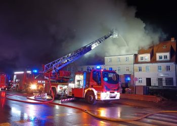 Pożar kamienicy w Przemkowie. W akcji ponad 20 zastępów