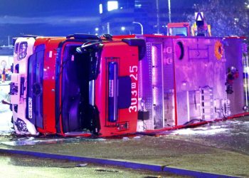 Wrocław: Wóz strażacki na boku. Trzy osoby ranne [FOTO]