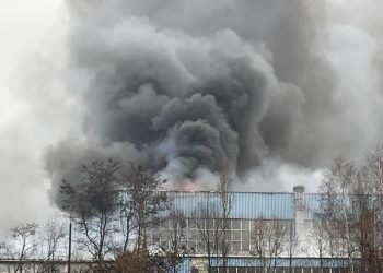 W Koninie płonie hala. Na miejscu 150 strażaków