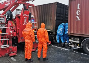 Pożar naczepy z nieznaną substancją. Wezwano grupy specjalistyczne