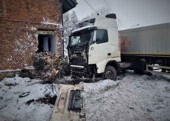 W Ornontowicach ciężarówka uderzyła w budynek mieszkalny