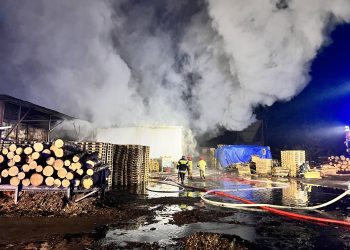Tuczno: Płonie tartak. W akcji strażacy z trzech województw