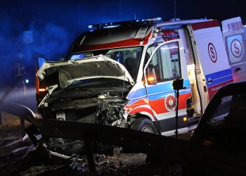 Wypadek z udziałem ambulansu w Waksmundzie [FOTO]