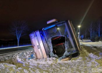 Autobus w rowie na DK28. Jedna osoba ranna