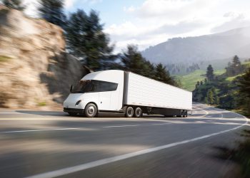 Tesla Semi wyjeżdża na drogi. Zobacz kartę ratowniczą!