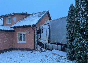 Ciężarówka uderzyła w dom w Mojtynach