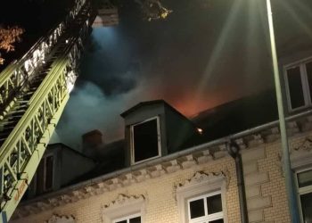 Pożar kamienicy w Słupsku. W akcji 16 zastępów
