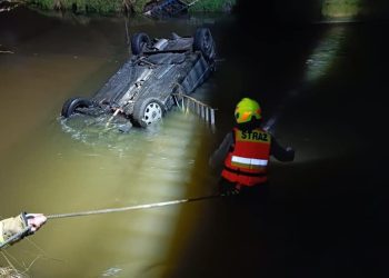 Samochód w rzece. Dwie osoby nie żyją