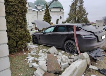 Podróż do kościoła zakończyli na ogrodzeniu plebanii