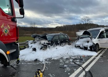 Wypadek na krajowej ‘szóstce’. Dwie osoby trafiły do szpitala