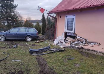 Uderzył w ścianę budynku mieszkalnego. Był pod wpływem