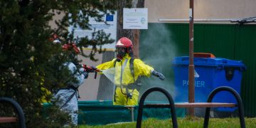 Ewakuacja w chodzieskim liceum. Podejrzany pojemnik postawił na nogi służby