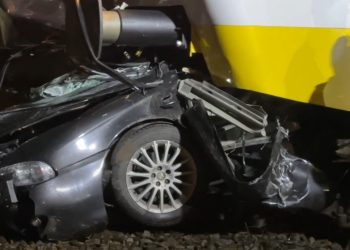 Radzymin: Pociąg zmiażdżył osobówkę [WIDEO]
