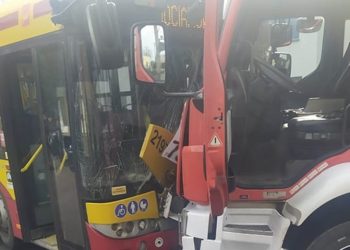 Łódź: Wóz strażacki zderzył się z autobusem