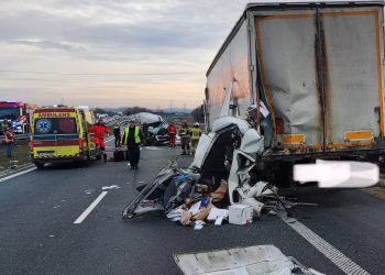 Bus uderzył w naczepę. Wezwano śmigłowiec LPR