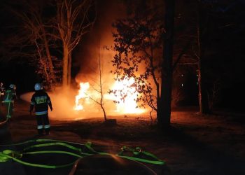 Pożar samochodu elektrycznego. Działania trwały kilkanaście godzin