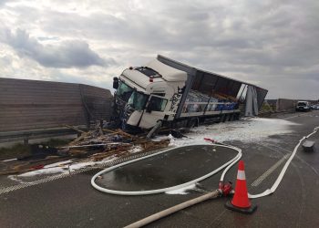 Wypadek na trasie S17. Wyciekła żrąca substancja
