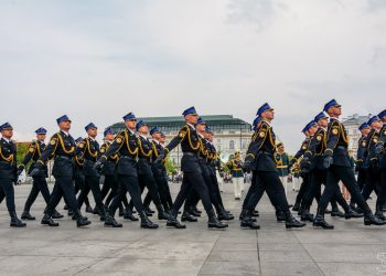 Większe pieniądze dla podchorążych i kadetów