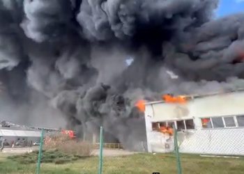 W Bydgoszczy płonie hala produkcyjno-magazynowa