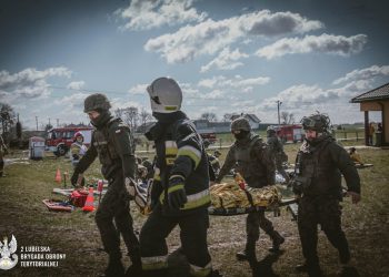 Akcja ratunkowa w szkole – wspólne ćwiczenia terytorialsów, strażaków i pogotowia ratunkowego