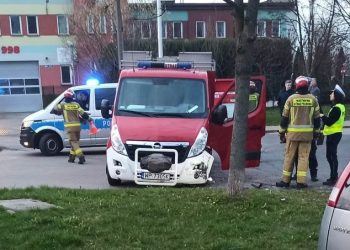 Uderzył w wóz strażacki i uciekł. Strażacy w szpitalu