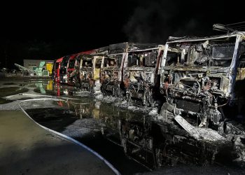W Osiecznicy spłonęły ciężarówki. Kilkanaście udało się uratować